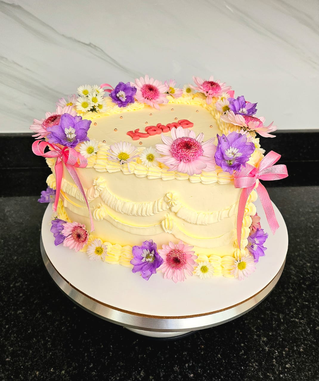Torta blanca artesanal hecha en Kusisa Repostería